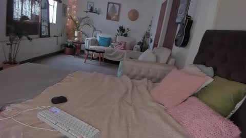 Snapshot of lucy_sweetgirl19 chatting on 09-14-25, 04:39 luciana online show from 09-14-25, 04:39