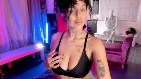 Snapshot of lucyklumm chatting on 01-30-25, 10:30 MALAMOR online show from 01-30-25, 10:30