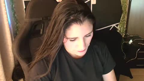 Snapshot of lucyli_ chatting on 05-18-26, 05:52 LUCY online show from 05-18-26, 05:52
