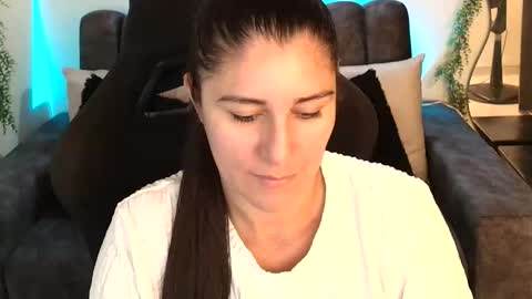 Snapshot of lucyli_ chatting on 05-31-26, 05:09 LUCY online show from 05-31-26, 05:09