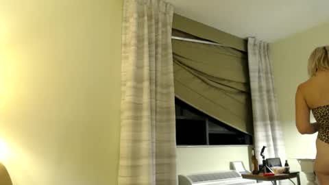 Snapshot of lucyloveslookers78240 chatting on 12-25-24, 12:05 Lucy Loves Lookers online show from 12-25-24, 12:05