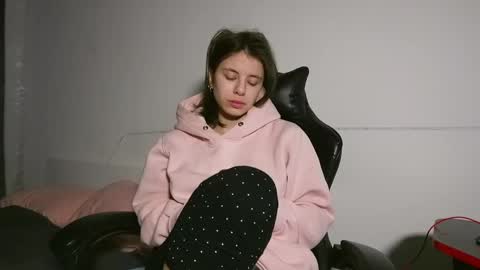 Snapshot of lucyrait chatting on 02-11-25, 05:37 Lucy online show from 02-11-25, 05:37