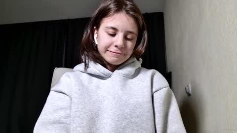 Snapshot of lucyrait chatting on 02-17-25, 03:31 Lucy online show from 02-17-25, 03:31