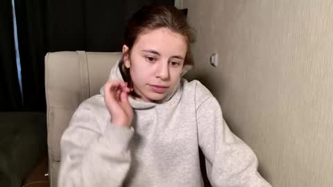 Snapshot of lucyrait chatting on 02-21-25, 11:22 Lucy online show from 02-21-25, 11:22