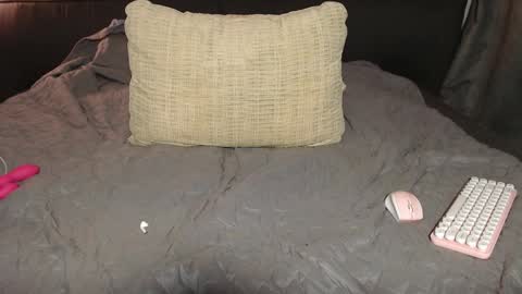 Snapshot of lucyrait chatting on 03-12-25, 02:56 Lucy online show from 03-12-25, 02:56