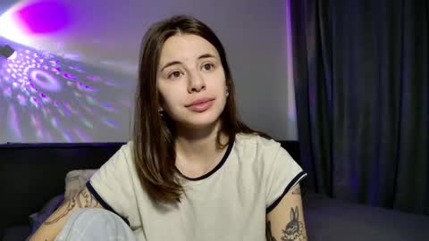 Snapshot of lucyrait chatting on 11-24-25, 04:01 Lucy online show from 11-24-25, 04:01