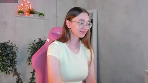 Snapshot of lucyy_green chatting on 06-23-26, 01:14 Lucy online show from 06-23-26, 01:14