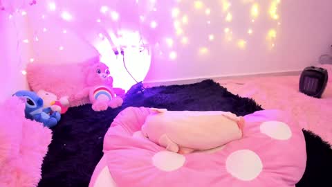 Snapshot of lucyy_peach chatting on 01-19-25, 10:28 LUCYY FROM HOME online show from 01-19-25, 10:28