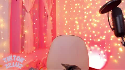 Snapshot of lucyy_peach chatting on 01-28-25, 08:14 LUCYY FROM HOME online show from 01-28-25, 08:14