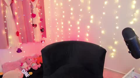 Snapshot of lucyy_peach chatting on 02-22-25, 10:42 LUCYY FROM HOME online show from 02-22-25, 10:42