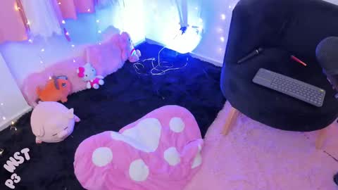 Snapshot of lucyy_peach chatting on 03-09-25, 01:04 LUCYY FROM HOME online show from 03-09-25, 01:04