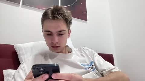 Snapshot of luis_7777 chatting on 10-22-25, 01:11 Luis online show from 10-22-25, 01:11