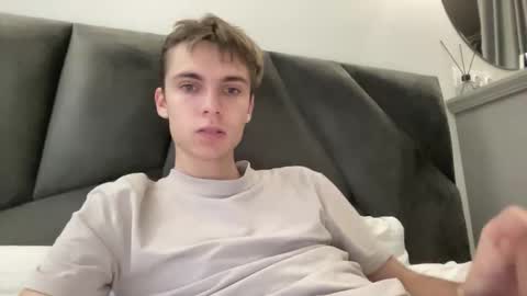 Snapshot of luis_7777 chatting on 10-28-25, 01:58 Luis online show from 10-28-25, 01:58