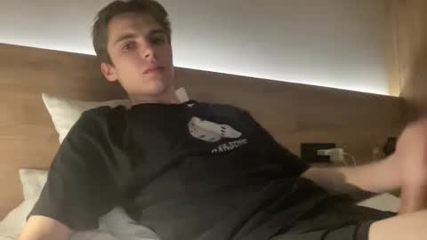 Snapshot of luis_7777 chatting on 11-15-25, 04:43 Luis online show from 11-15-25, 04:43