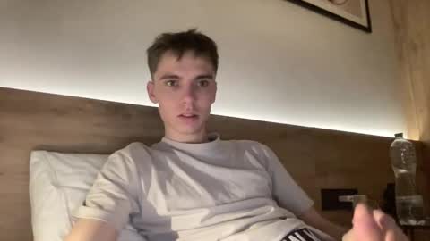 Snapshot of luis_7777 chatting on 11-25-25, 05:18 Luis online show from 11-25-25, 05:18