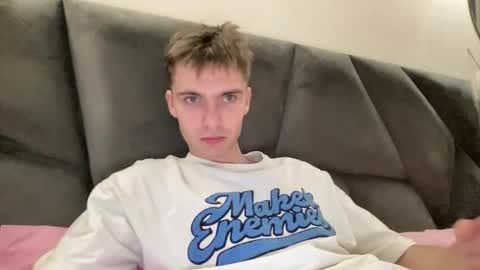 Snapshot of luis_7777 chatting on 11-26-25, 08:32 Luis online show from 11-26-25, 08:32