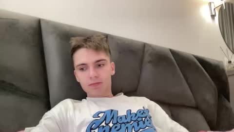 Snapshot of luis_7777 chatting on 11-27-25, 08:49 Luis online show from 11-27-25, 08:49