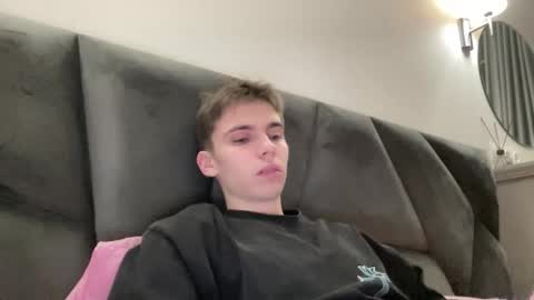 Snapshot of luis_7777 chatting on 12-01-25, 03:17 Luis online show from 12-01-25, 03:17