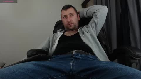 Snapshot of lukkee30 chatting on 12-14-25, 01:05 Sir Alex online show from 12-14-25, 01:05