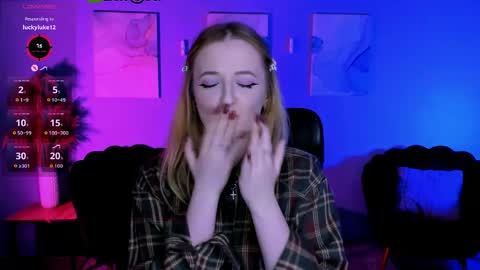 luna_berryy online show from 04-01-26, 08:17