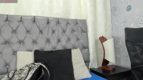 Luna Eva online show from 12-17-25, 01:50