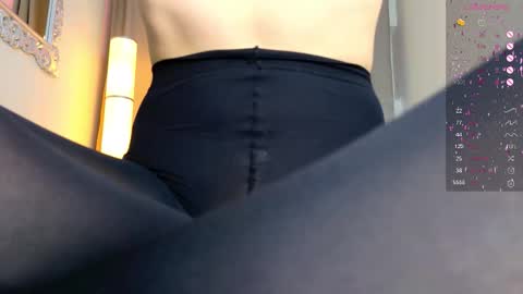 Snapshot of luna_helga chatting on 11-29-25, 06:05 Luna online show from 11-29-25, 06:05