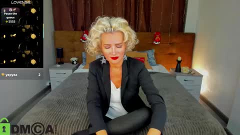 luna_lew1s online show from 12-17-25, 09:15