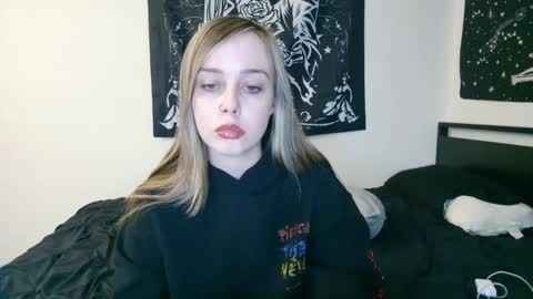 Luna online show from 09-15-25, 04:45