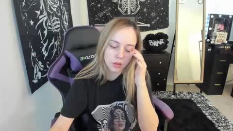 Luna online show from 12-18-25, 06:03