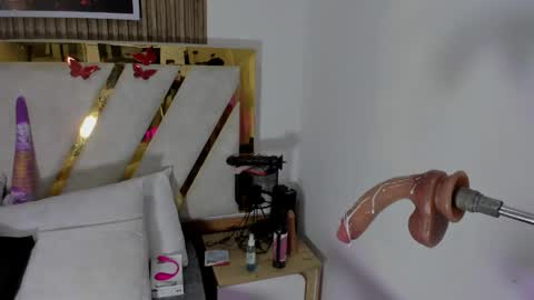 luna_naughty1 online show from 04-23-26, 06:54