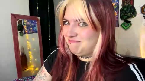 luna_rayy online show from 10-20-25, 08:37