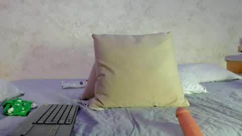 Luna online show from 04-25-26, 07:00