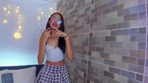 luna_valen online show from 12-18-25, 09:54