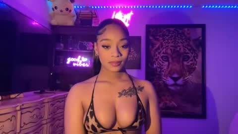 lunaa_11 online show from 12-16-25, 02:38