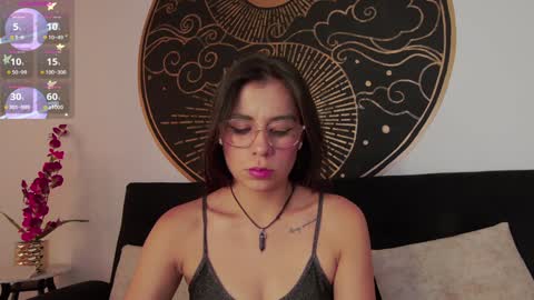 Snapshot of lunaa_lovve chatting on 01-22-25, 04:23 Luna online show from 01-22-25, 04:23