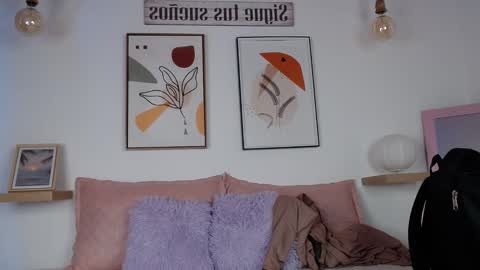 Snapshot of lunaartistry chatting on 12-18-25, 03:01 Luna online show from 12-18-25, 03:01