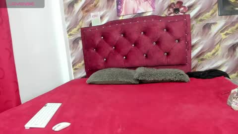 lunaawhitee online show from 04-28-26, 03:11