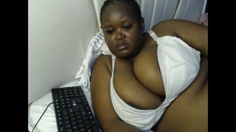 Snapshot of lunabloom01 chatting on 06-10-26, 12:37 lunabloom01 online show from 06-10-26, 12:37