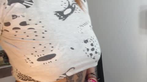 Snapshot of lunapalmer01 chatting on 01-18-25, 11:11 Julieth online show from 01-18-25, 11:11