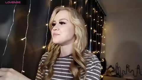 Snapshot of lunapeony chatting on 12-16-25, 06:51 lunapeony online show from 12-16-25, 06:51