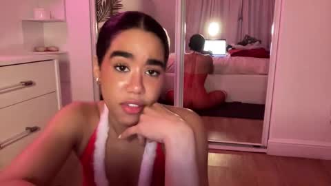 Snapshot of lunaravixen chatting on 12-17-25, 11:55 Luna online show from 12-17-25, 11:55