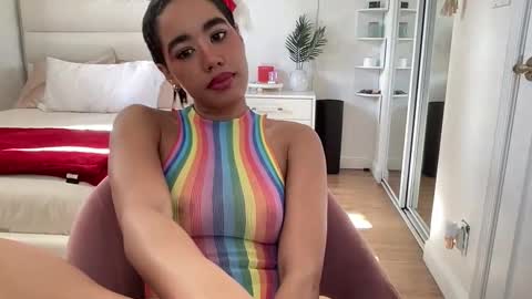 Snapshot of lunaravixen chatting on 12-18-25, 04:02 Luna online show from 12-18-25, 04:02