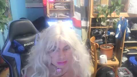 Snapshot of lunaxxxx97 chatting on 04-02-26, 08:17 LunaXXX online show from 04-02-26, 08:17