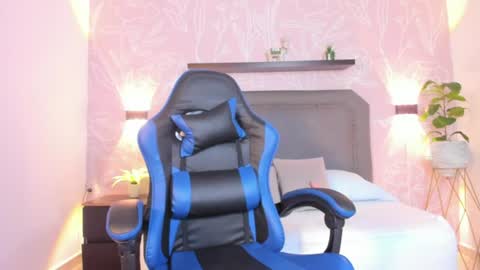Snapshot of lunna_celeste chatting on 06-11-26, 01:09 L U N A online show from 06-11-26, 01:09