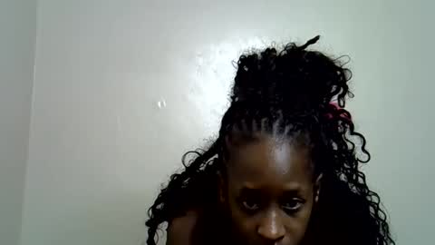 lutino_lovebirds online show from 05-24-26, 06:40