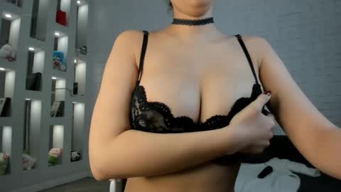 Snapshot of luv_yuna chatting on 11-29-25, 03:31 Yuna online show from 11-29-25, 03:31