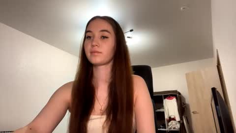 Snapshot of luveniacamero chatting on 12-18-25, 09:21 Luna Muna online show from 12-18-25, 09:21