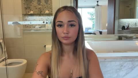 Snapshot of luvlivvyy chatting on 11-12-25, 08:48 Livvyy online show from 11-12-25, 08:48