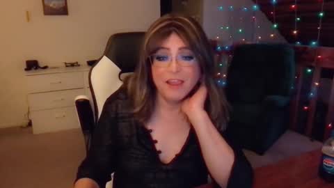 Snapshot of luvs2bbritney chatting on 01-05-25, 04:14 Britney online show from 01-05-25, 04:14