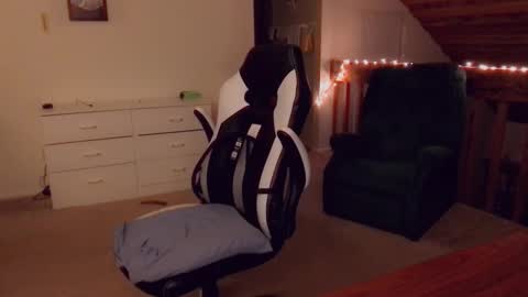 Snapshot of luvs2bbritney chatting on 01-19-25, 04:54 Britney online show from 01-19-25, 04:54